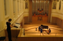 1.10.2015, 16.00:
Koncertni atelje: Pija Hočevar, flavta; Jerica Steklasa, Igor Mitrović